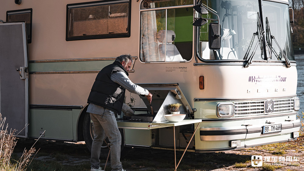 大巴变身移动办公室,边工作边自驾游,德国IT男改装的赛特拉S 410 ESK巴士真惊艳 - 第8张 - 提加商用车网 大巴变身移动办公室,边工作边自驾游,德国IT男改装的赛特拉S 410 ESK巴士真惊艳 - 第8张