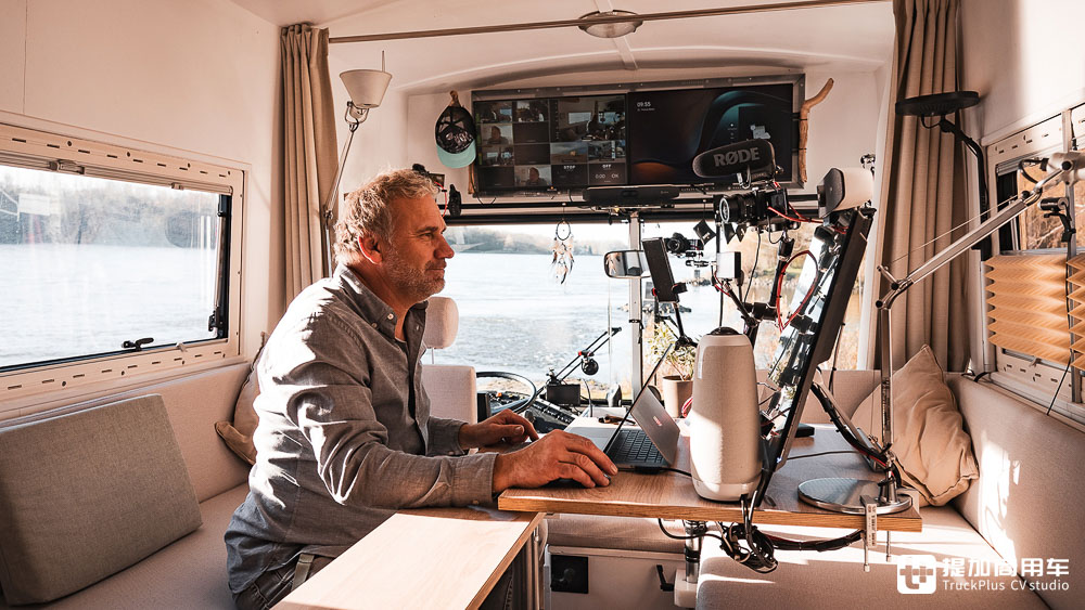 大巴变身移动办公室,边工作边自驾游,德国IT男改装的赛特拉S 410 ESK巴士真惊艳 - 第9张 - 提加商用车网 大巴变身移动办公室,边工作边自驾游,德国IT男改装的赛特拉S 410 ESK巴士真惊艳 - 第9张