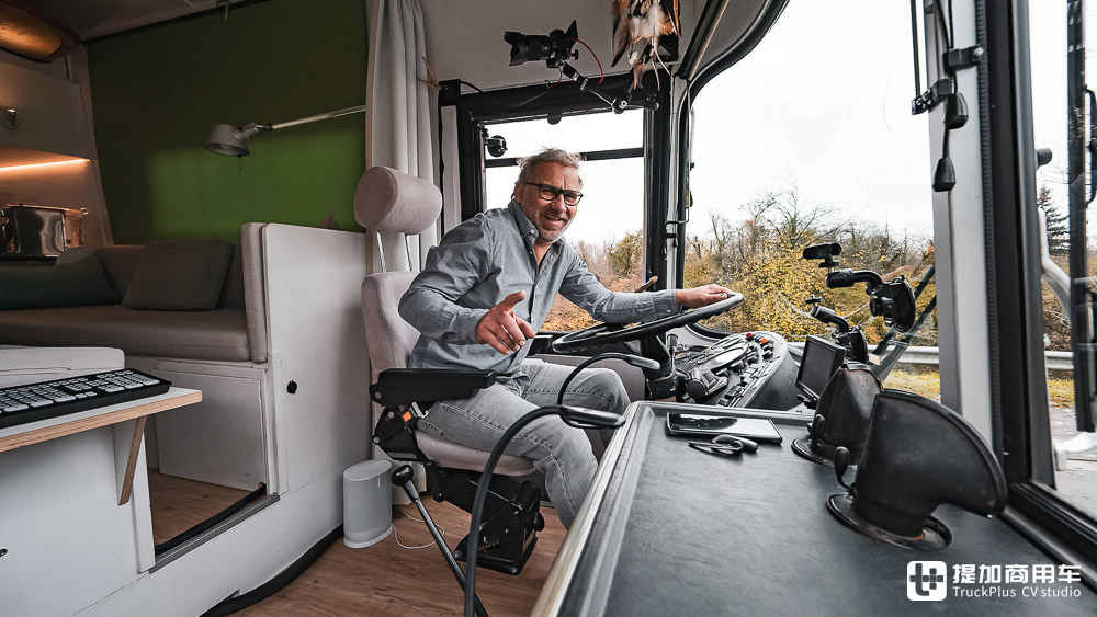 大巴变身移动办公室,边工作边自驾游,德国IT男改装的赛特拉S 410 ESK巴士真惊艳 - 第10张 - 提加商用车网 大巴变身移动办公室,边工作边自驾游,德国IT男改装的赛特拉S 410 ESK巴士真惊艳 - 第10张