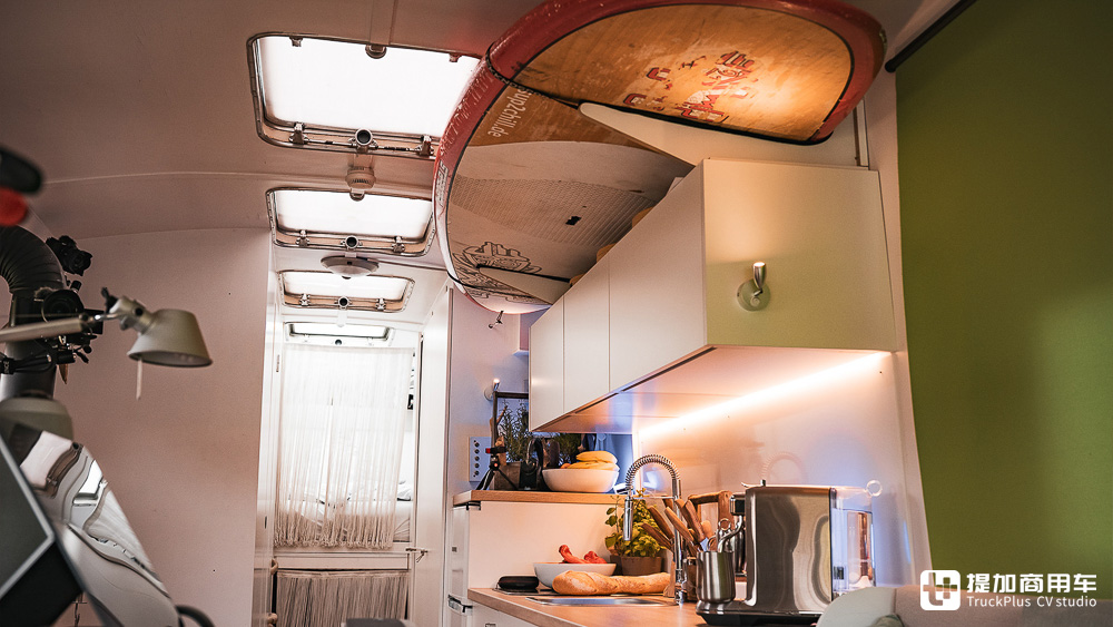 大巴变身移动办公室,边工作边自驾游,德国IT男改装的赛特拉S 410 ESK巴士真惊艳 - 第12张 - 提加商用车网 大巴变身移动办公室,边工作边自驾游,德国IT男改装的赛特拉S 410 ESK巴士真惊艳 - 第12张