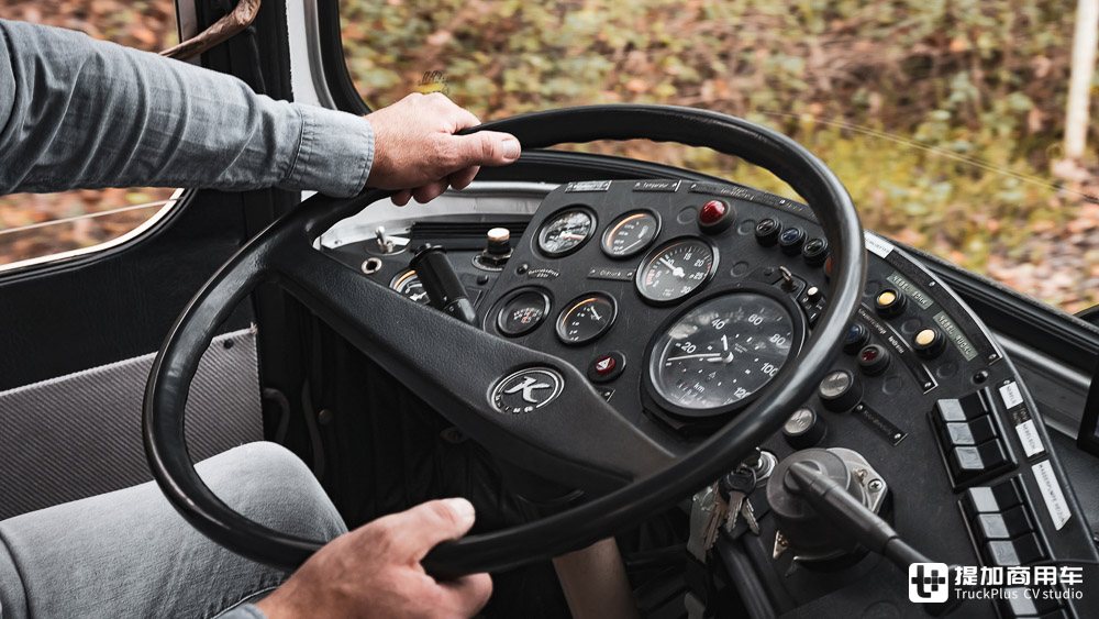 大巴变身移动办公室,边工作边自驾游,德国IT男改装的赛特拉S 410 ESK巴士真惊艳 - 第13张 - 提加商用车网 大巴变身移动办公室,边工作边自驾游,德国IT男改装的赛特拉S 410 ESK巴士真惊艳 - 第13张