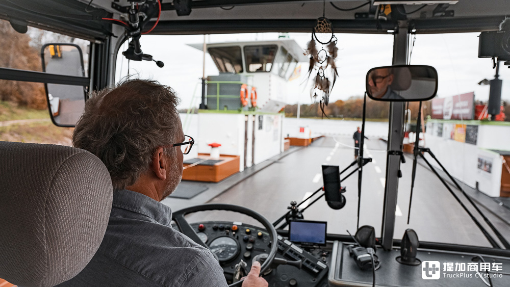 大巴变身移动办公室,边工作边自驾游,德国IT男改装的赛特拉S 410 ESK巴士真惊艳 - 第14张 - 提加商用车网 大巴变身移动办公室,边工作边自驾游,德国IT男改装的赛特拉S 410 ESK巴士真惊艳 - 第14张