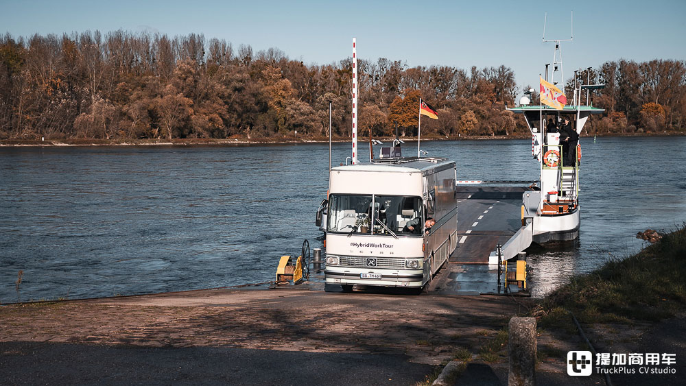 大巴变身移动办公室,边工作边自驾游,德国IT男改装的赛特拉S 410 ESK巴士真惊艳 - 第15张 - 提加商用车网 大巴变身移动办公室,边工作边自驾游,德国IT男改装的赛特拉S 410 ESK巴士真惊艳 - 第15张