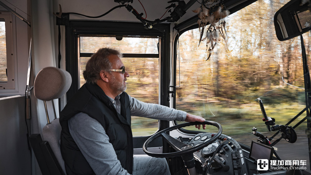 大巴变身移动办公室,边工作边自驾游,德国IT男改装的赛特拉S 410 ESK巴士真惊艳 - 第16张 - 提加商用车网 大巴变身移动办公室,边工作边自驾游,德国IT男改装的赛特拉S 410 ESK巴士真惊艳 - 第16张