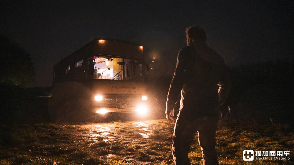 大巴变身移动办公室,边工作边自驾游,德国IT男改装的赛特拉S 410 ESK巴士真惊艳 - 第17张 - 提加商用车网 大巴变身移动办公室,边工作边自驾游,德国IT男改装的赛特拉S 410 ESK巴士真惊艳 - 第17张