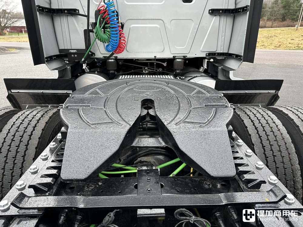 美国万国的旗舰长头卡车,配超大生活舱,实拍万国LT 6x4牵引车 - 第10张 - 提加商用车网 美国万国的旗舰长头卡车,配超大生活舱,实拍万国LT 6x4牵引车 - 第10张