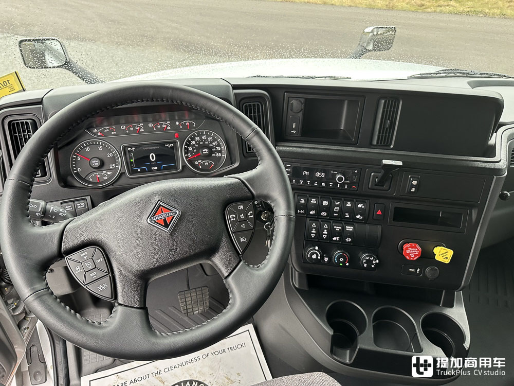 美国万国的旗舰长头卡车,配超大生活舱,实拍万国LT 6x4牵引车 - 第11张 - 提加商用车网 美国万国的旗舰长头卡车,配超大生活舱,实拍万国LT 6x4牵引车 - 第11张