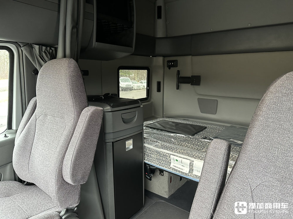 美国万国的旗舰长头卡车,配超大生活舱,实拍万国LT 6x4牵引车 - 第13张 - 提加商用车网 美国万国的旗舰长头卡车,配超大生活舱,实拍万国LT 6x4牵引车 - 第13张