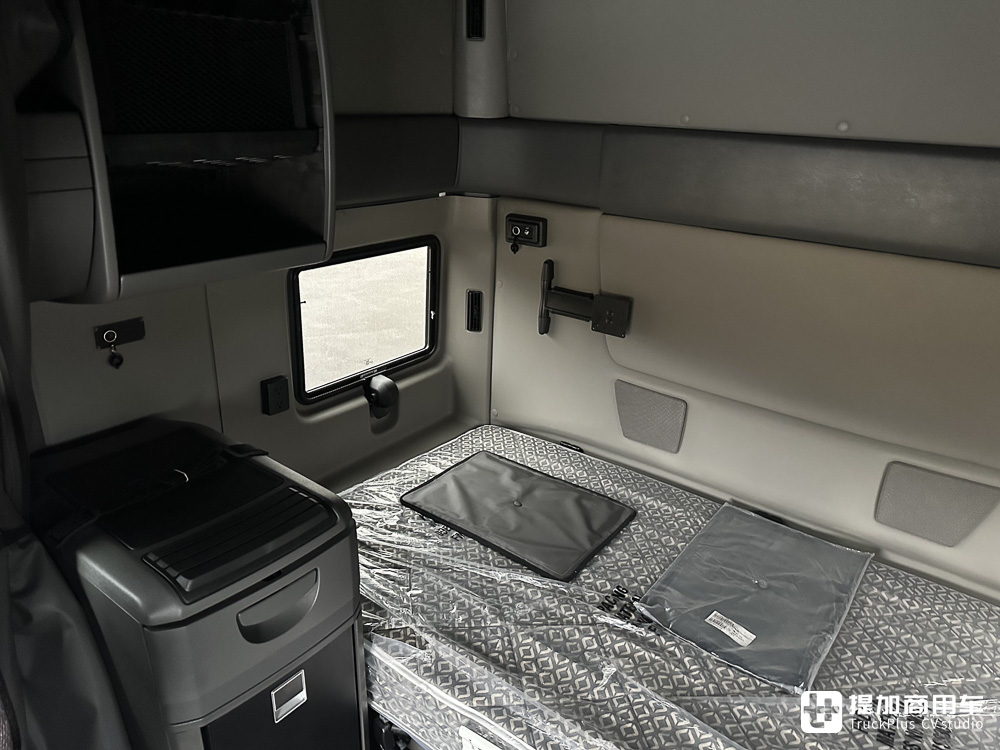 美国万国的旗舰长头卡车,配超大生活舱,实拍万国LT 6x4牵引车 - 第15张 - 提加商用车网 美国万国的旗舰长头卡车,配超大生活舱,实拍万国LT 6x4牵引车 - 第15张