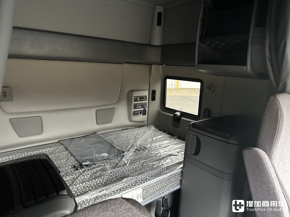 美国万国的旗舰长头卡车,配超大生活舱,实拍万国LT 6x4牵引车 - 第14张 - 提加商用车网 美国万国的旗舰长头卡车,配超大生活舱,实拍万国LT 6x4牵引车 - 第14张