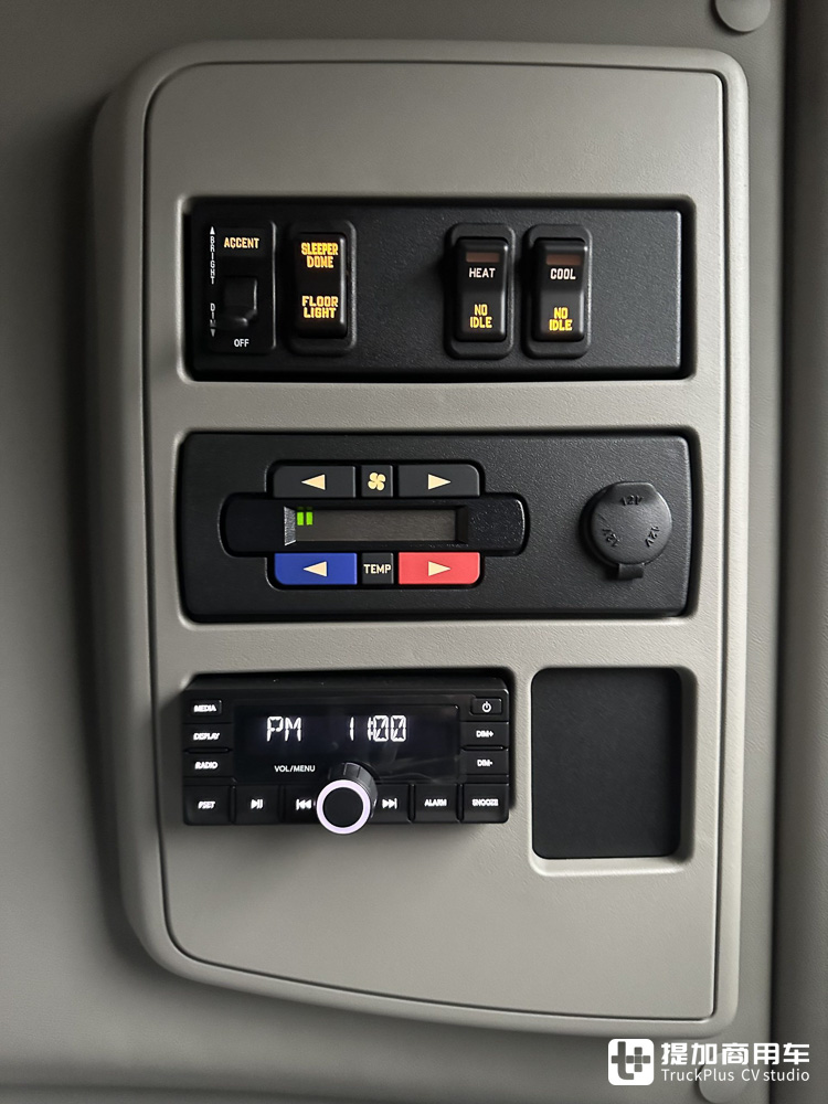 美国万国的旗舰长头卡车,配超大生活舱,实拍万国LT 6x4牵引车 - 第16张 - 提加商用车网 美国万国的旗舰长头卡车,配超大生活舱,实拍万国LT 6x4牵引车 - 第16张