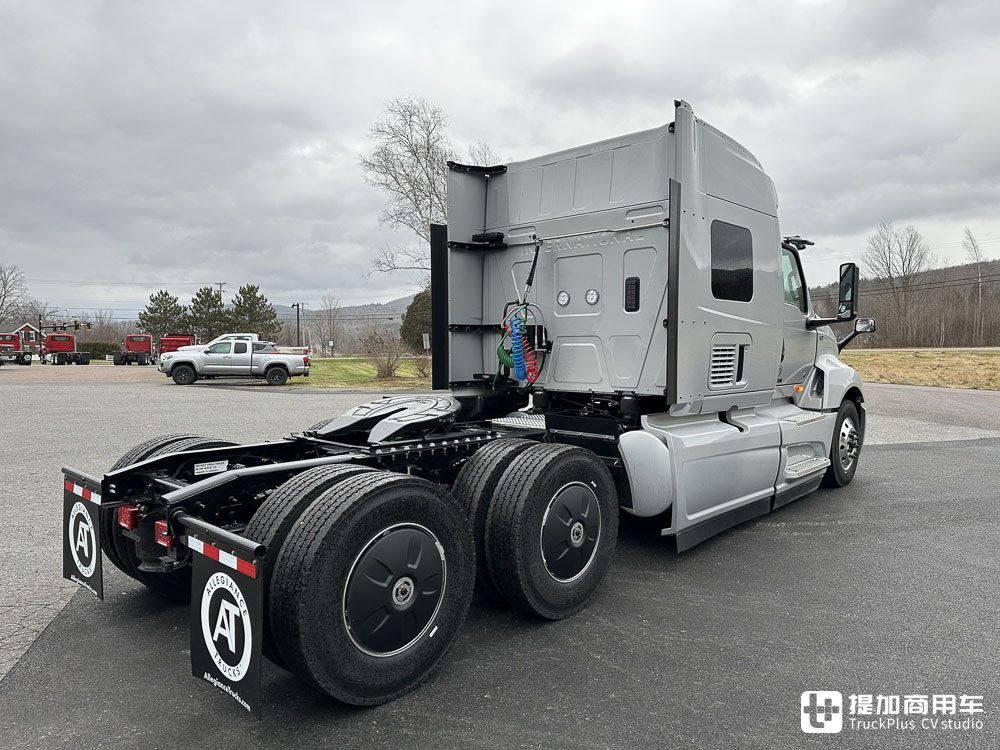 美国万国的旗舰长头卡车,配超大生活舱,实拍万国LT 6x4牵引车 - 第17张 - 提加商用车网 美国万国的旗舰长头卡车,配超大生活舱,实拍万国LT 6x4牵引车 - 第17张