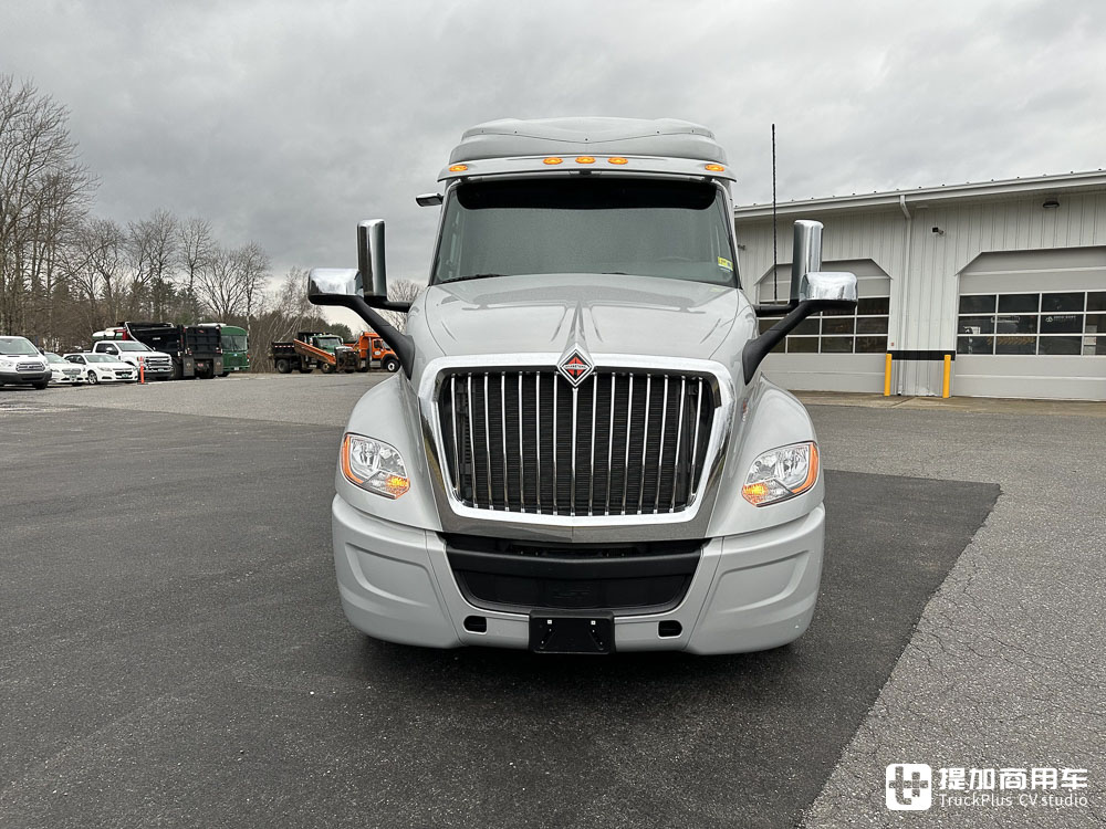 美国万国的旗舰长头卡车,配超大生活舱,实拍万国LT 6x4牵引车 - 第2张 - 提加商用车网 美国万国的旗舰长头卡车,配超大生活舱,实拍万国LT 6x4牵引车 - 第2张