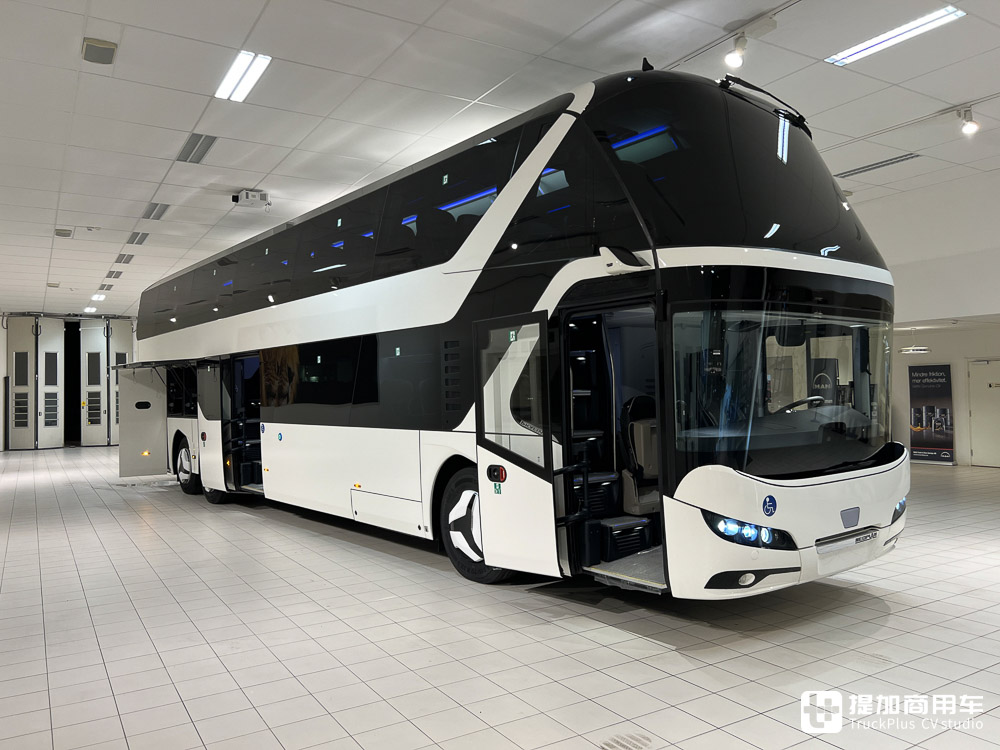 豪华双层客车的标杆，豪华度再升级，实拍最新款尼奥普兰Skyliner双层大巴