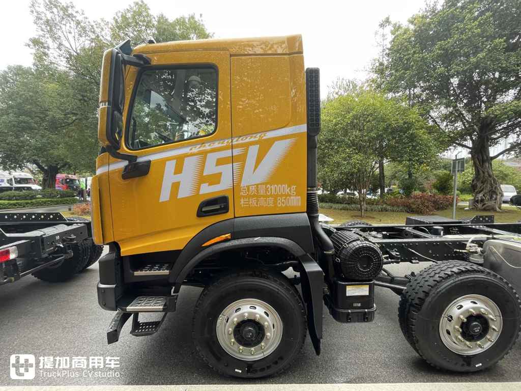 国产自卸车也高端!乘龙最新推出的H5V自卸车底盘实拍