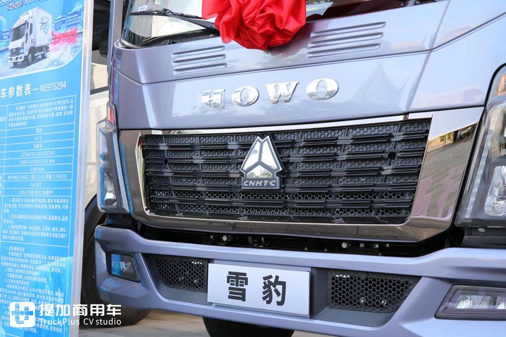 170匹大马力,自动挡+原厂上装,重汽豪沃冷藏车专用底盘雪豹实力不凡