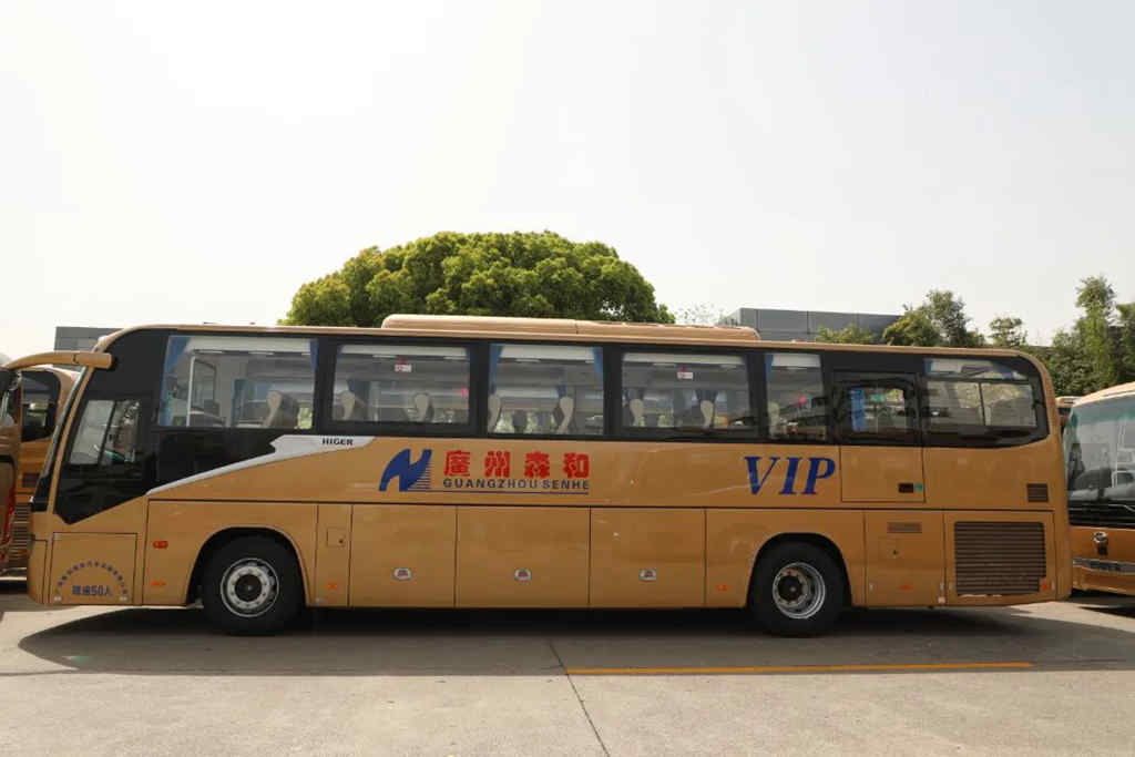高端旅游大巴交付!苏州金龙携手广州森和迎接旅游业“春天”