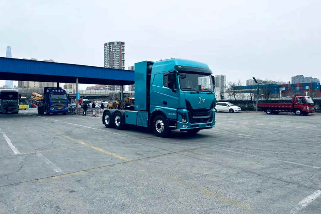 又一批量大单!未势能源配套氢能重卡交付新天钢&德达物流