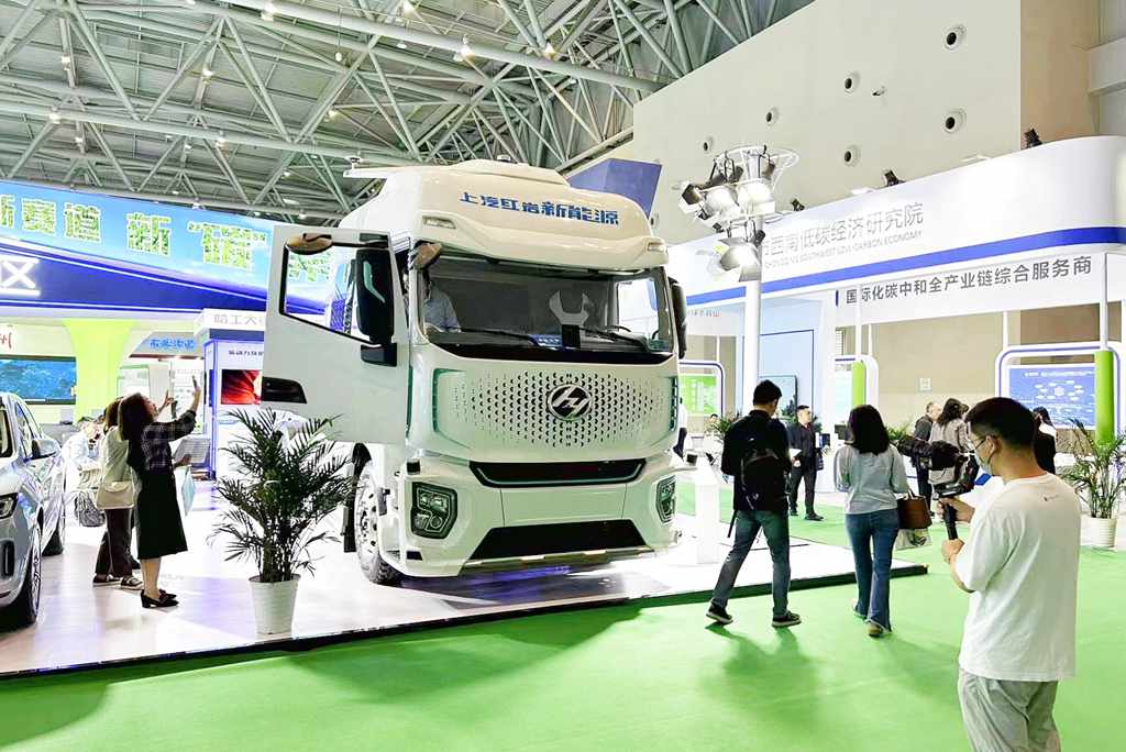 助力“双碳”目标落地，上汽红岩“5G+L4”氢燃料电池重卡亮相首届西部碳博会 - 第1张