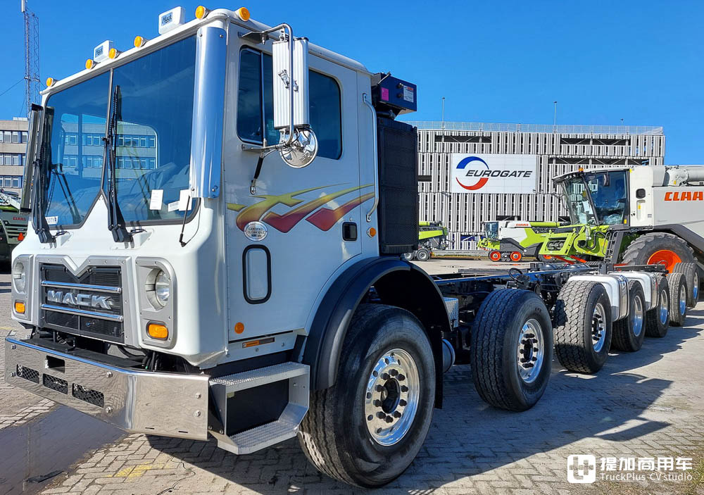 罕见的7轴14x6卡车，用于改装大跨度混凝土泵车，实拍美国马克TerraPro特种底盘 - 第3张