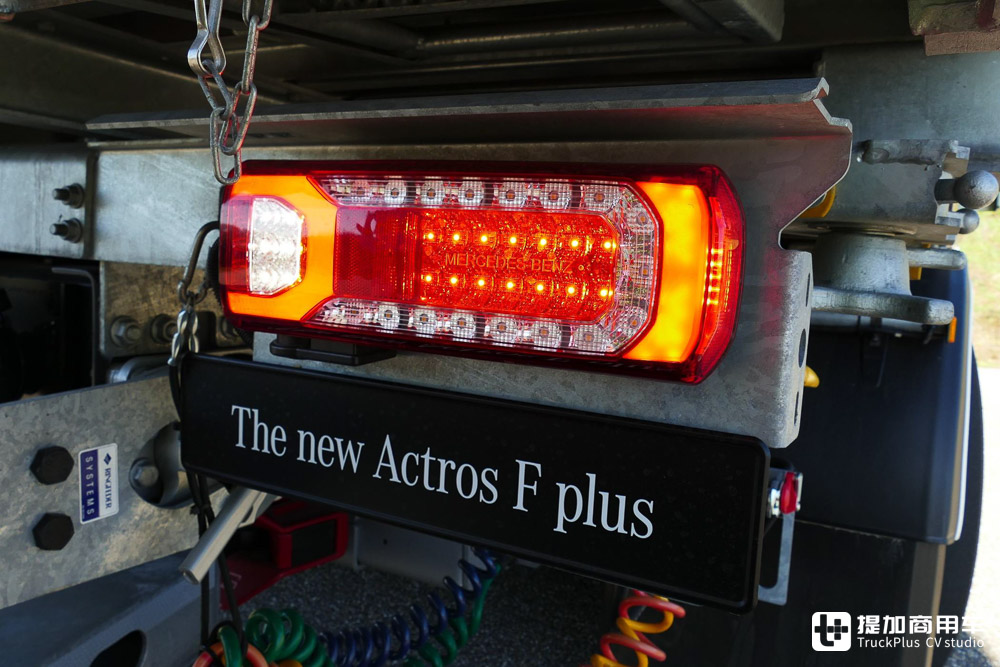 奔驰Actros家族的最新成员,实拍Actros F Plus载货车,它究竟Plus在了哪里? - 第9张 - 提加商用车网 奔驰Actros家族的最新成员,实拍Actros F Plus载货车,它究竟Plus在了哪里? - 第9张