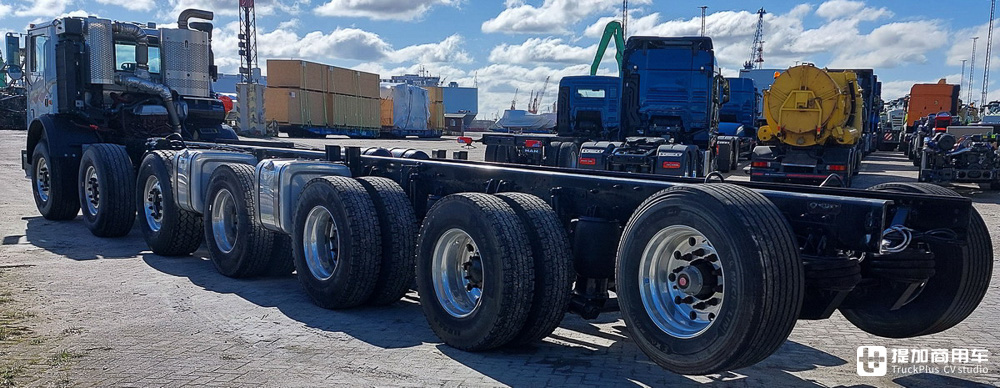 罕见的7轴14x6卡车，用于改装大跨度混凝土泵车，实拍美国马克TerraPro特种底盘 - 第11张