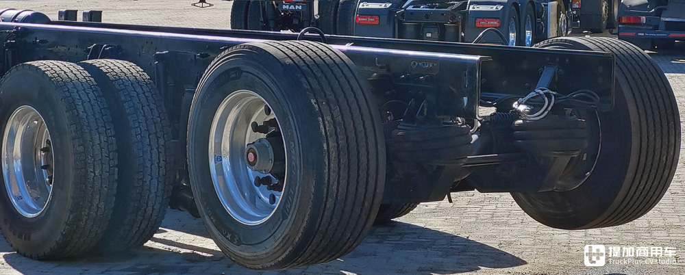 罕见的7轴14x6卡车，用于改装大跨度混凝土泵车，实拍美国马克TerraPro特种底盘 - 第12张