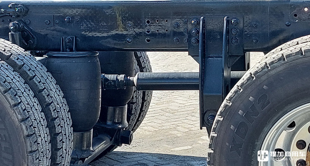 罕见的7轴14x6卡车，用于改装大跨度混凝土泵车，实拍美国马克TerraPro特种底盘 - 第13张