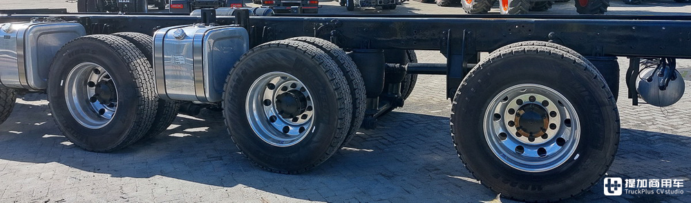 罕见的7轴14x6卡车，用于改装大跨度混凝土泵车，实拍美国马克TerraPro特种底盘 - 第15张