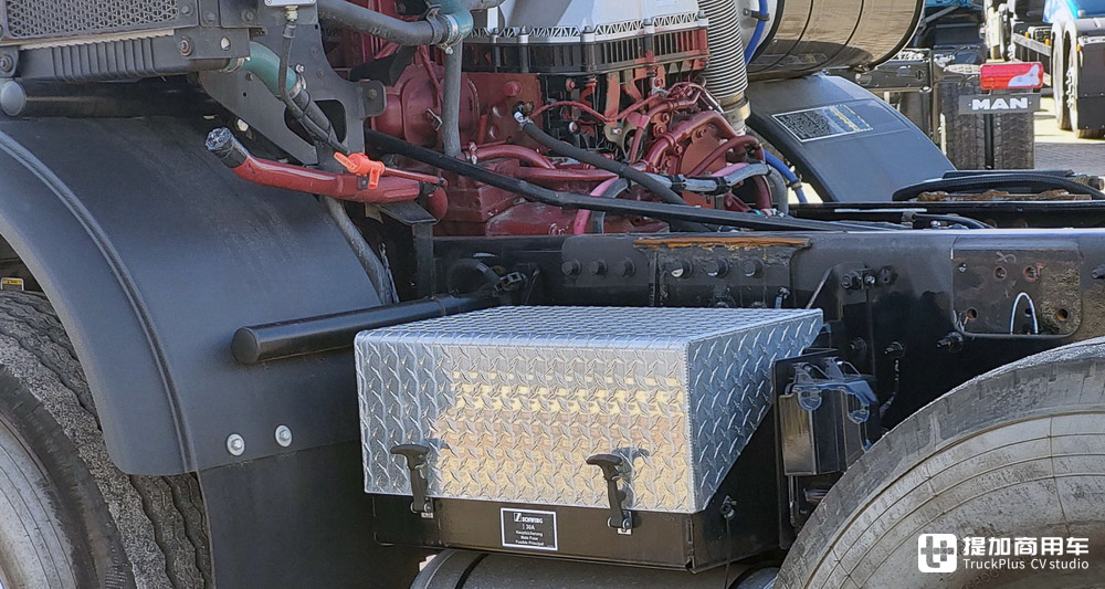 罕见的7轴14x6卡车，用于改装大跨度混凝土泵车，实拍美国马克TerraPro特种底盘 - 第17张