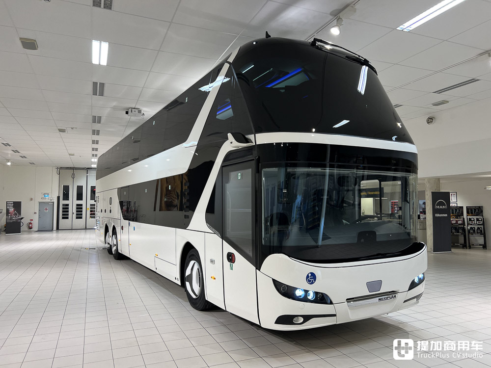 豪华双层客车的标杆,豪华度再升级,实拍最新款尼奥普兰Skyliner双层大巴 - 第1张 - 提加商用车网 豪华双层客车的标杆,豪华度再升级,实拍最新款尼奥普兰Skyliner双层大巴 - 第1张