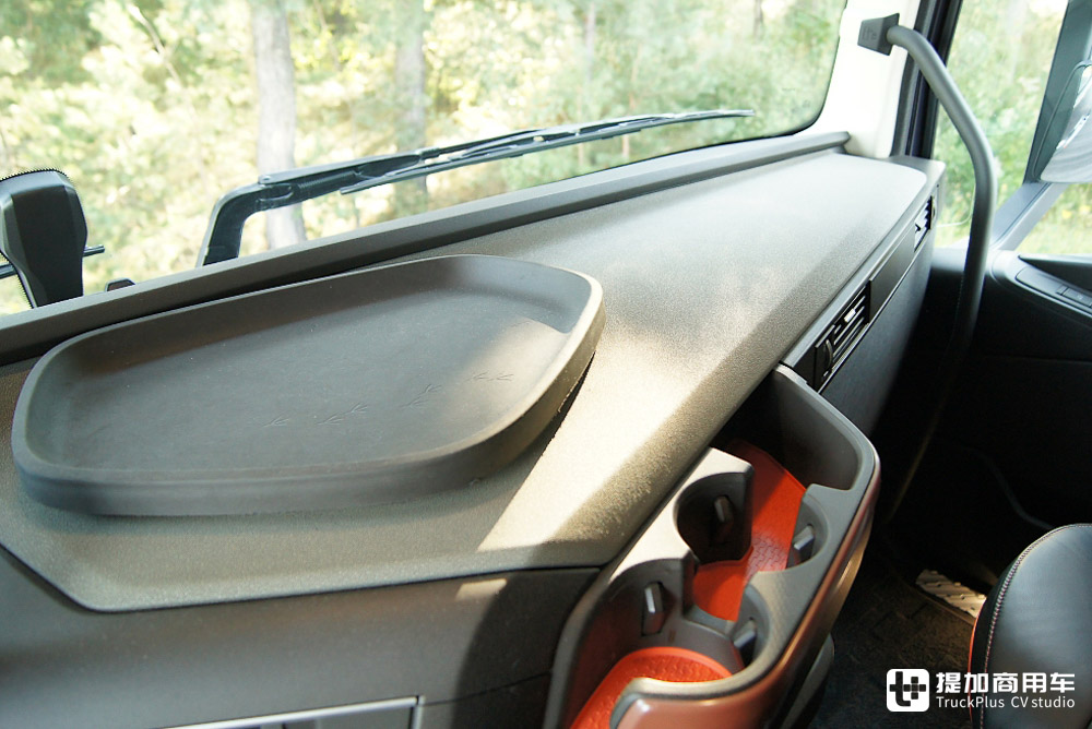 专为工程机械运输打造,8x4驱动配加大驾驶室,沃尔沃FH16 750 8x4实拍评测 - 第12张 - 提加商用车网 专为工程机械运输打造,8x4驱动配加大驾驶室,沃尔沃FH16 750 8x4实拍评测 - 第12张