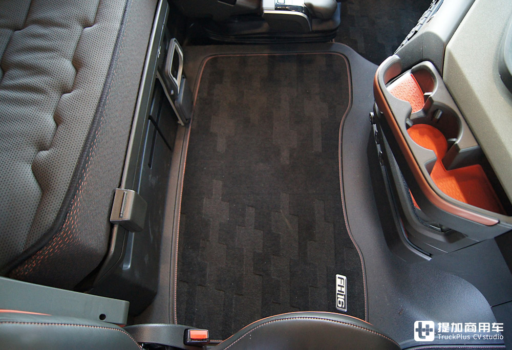 专为工程机械运输打造,8x4驱动配加大驾驶室,沃尔沃FH16 750 8x4实拍评测 - 第14张 - 提加商用车网 专为工程机械运输打造,8x4驱动配加大驾驶室,沃尔沃FH16 750 8x4实拍评测 - 第14张