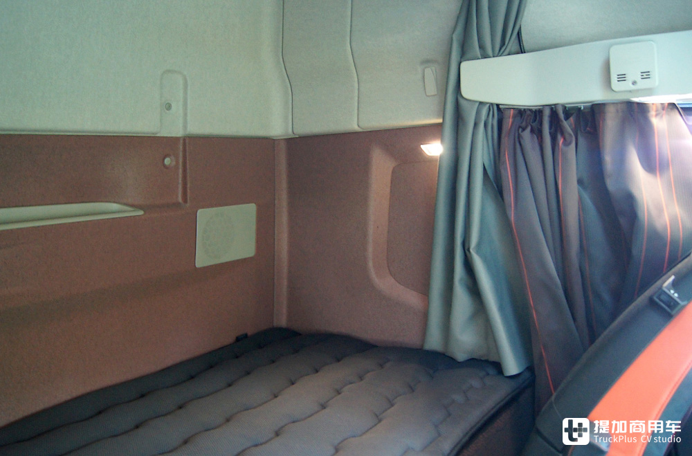 专为工程机械运输打造,8x4驱动配加大驾驶室,沃尔沃FH16 750 8x4实拍评测 - 第16张 - 提加商用车网 专为工程机械运输打造,8x4驱动配加大驾驶室,沃尔沃FH16 750 8x4实拍评测 - 第16张
