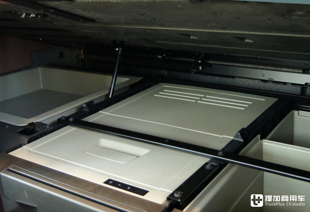 专为工程机械运输打造,8x4驱动配加大驾驶室,沃尔沃FH16 750 8x4实拍评测 - 第17张 - 提加商用车网 专为工程机械运输打造,8x4驱动配加大驾驶室,沃尔沃FH16 750 8x4实拍评测 - 第17张