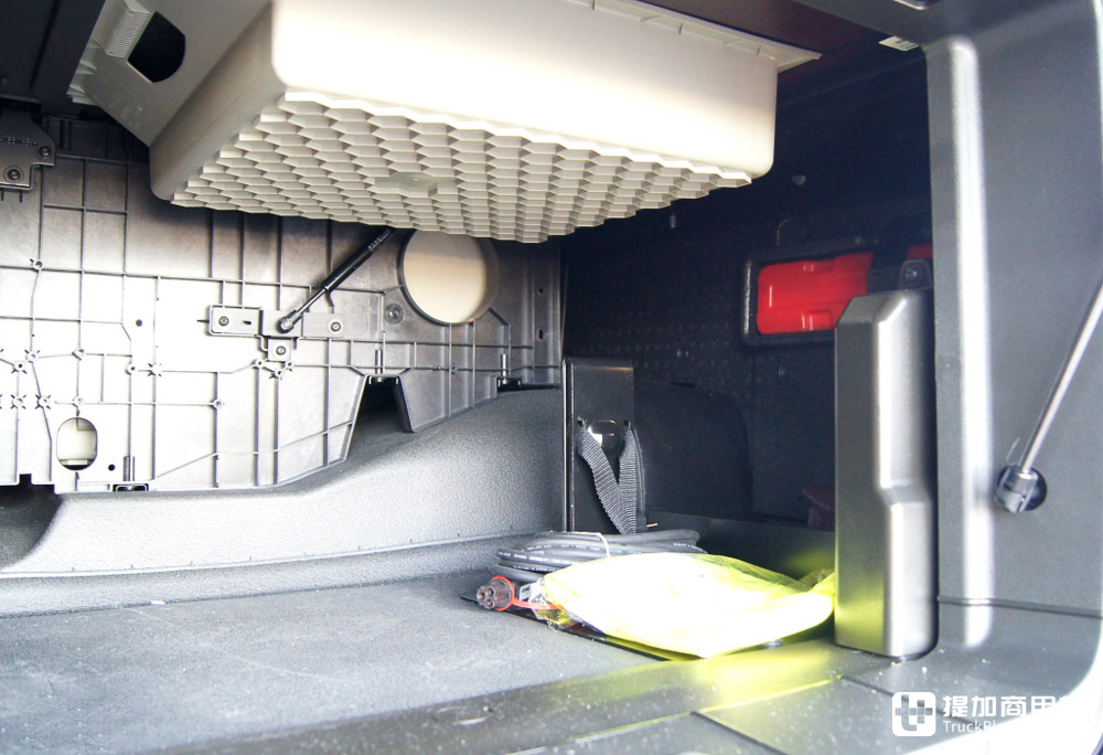 专为工程机械运输打造,8x4驱动配加大驾驶室,沃尔沃FH16 750 8x4实拍评测 - 第18张 - 提加商用车网 专为工程机械运输打造,8x4驱动配加大驾驶室,沃尔沃FH16 750 8x4实拍评测 - 第18张