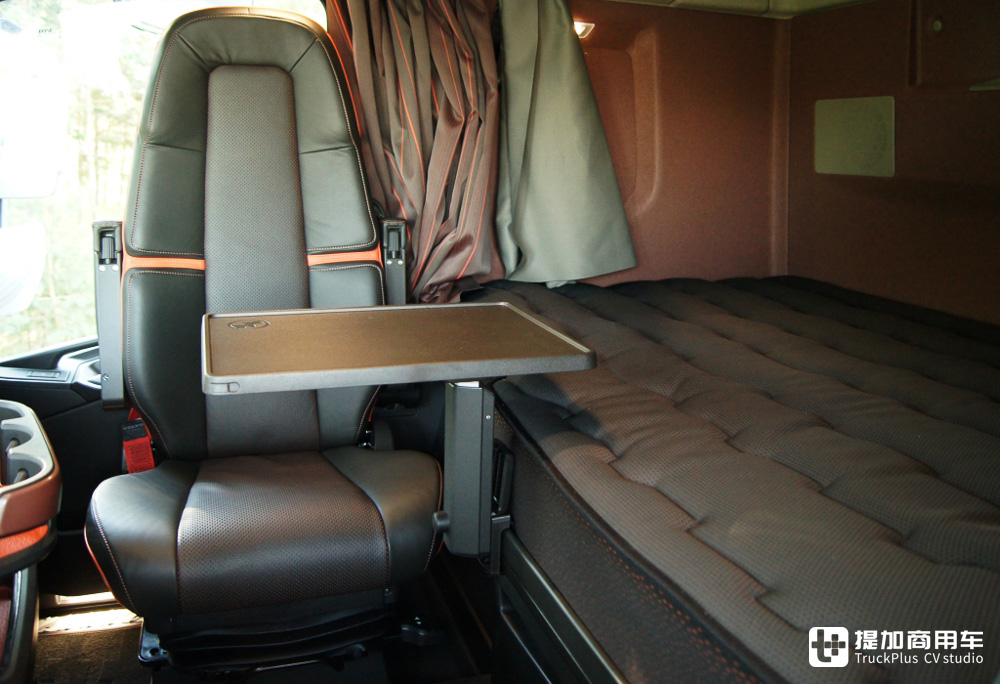 专为工程机械运输打造,8x4驱动配加大驾驶室,沃尔沃FH16 750 8x4实拍评测 - 第19张 - 提加商用车网 专为工程机械运输打造,8x4驱动配加大驾驶室,沃尔沃FH16 750 8x4实拍评测 - 第19张