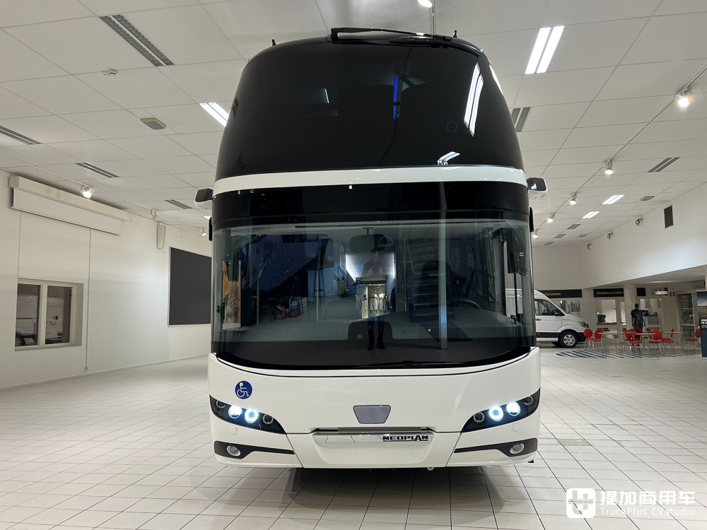 豪华双层客车的标杆,豪华度再升级,实拍最新款尼奥普兰Skyliner双层大巴 - 第2张 - 提加商用车网 豪华双层客车的标杆,豪华度再升级,实拍最新款尼奥普兰Skyliner双层大巴 - 第2张