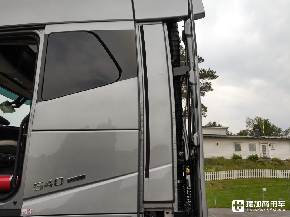 专为工程机械运输打造,8x4驱动配加大驾驶室,沃尔沃FH16 750 8x4实拍评测 - 第8张 - 提加商用车网 专为工程机械运输打造,8x4驱动配加大驾驶室,沃尔沃FH16 750 8x4实拍评测 - 第8张