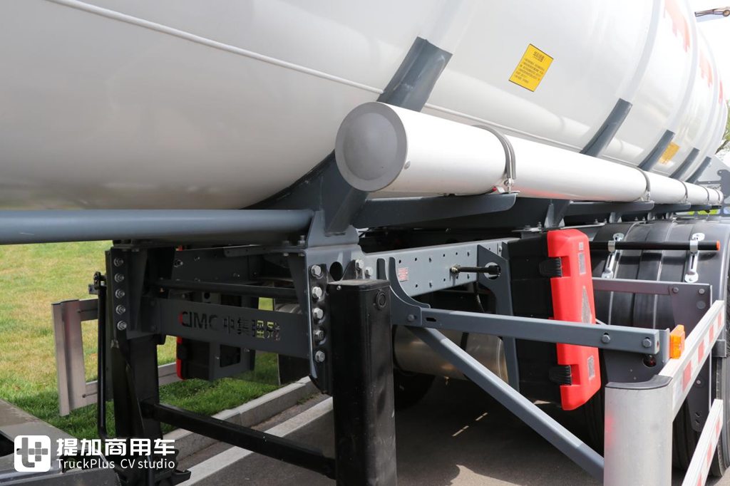 车挂都是气囊悬架,罐车自重才6.2吨?中集联合陕汽最新推出的一体化液罐车实拍 - 第10张 - 提加商用车网 车挂都是气囊悬架,罐车自重才6.2吨?中集联合陕汽最新推出的一体化液罐车实拍 - 第10张