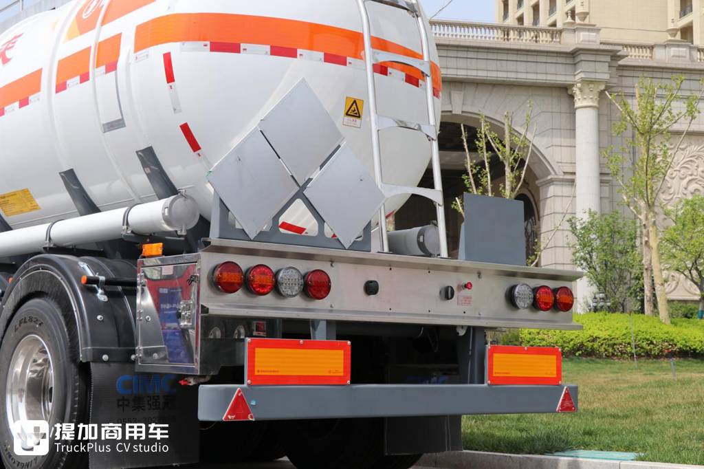 车挂都是气囊悬架,罐车自重才6.2吨?中集联合陕汽最新推出的一体化液罐车实拍 - 第13张 - 提加商用车网 车挂都是气囊悬架,罐车自重才6.2吨?中集联合陕汽最新推出的一体化液罐车实拍 - 第13张