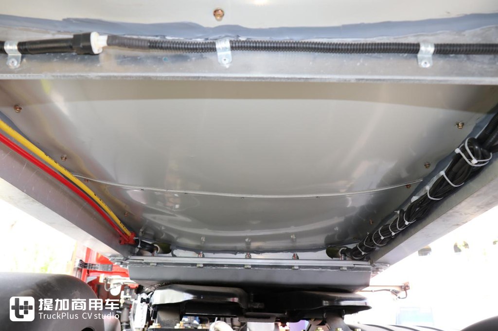 车挂都是气囊悬架,罐车自重才6.2吨?中集联合陕汽最新推出的一体化液罐车实拍 - 第15张 - 提加商用车网 车挂都是气囊悬架,罐车自重才6.2吨?中集联合陕汽最新推出的一体化液罐车实拍 - 第15张