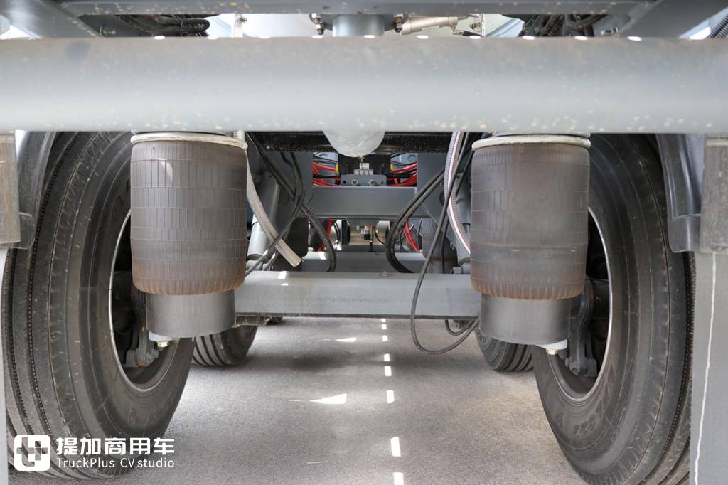 车挂都是气囊悬架,罐车自重才6.2吨?中集联合陕汽最新推出的一体化液罐车实拍 - 第16张 - 提加商用车网 车挂都是气囊悬架,罐车自重才6.2吨?中集联合陕汽最新推出的一体化液罐车实拍 - 第16张