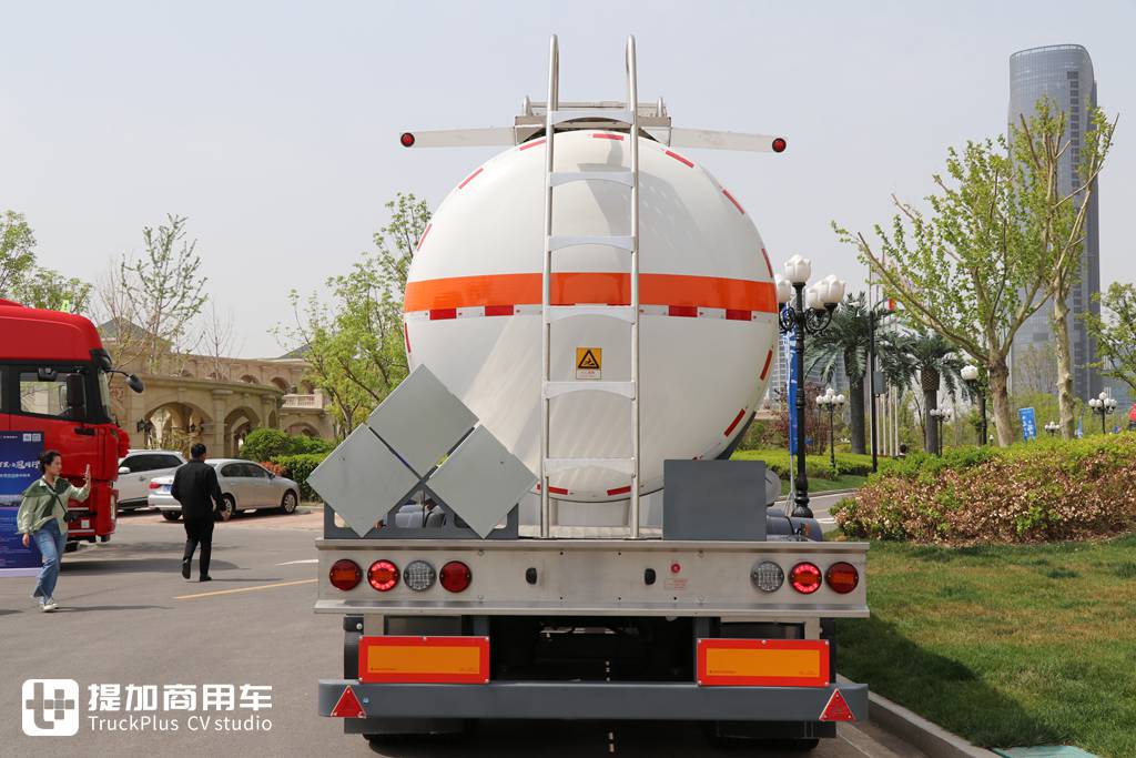 车挂都是气囊悬架,罐车自重才6.2吨?中集联合陕汽最新推出的一体化液罐车实拍 - 第18张 - 提加商用车网 车挂都是气囊悬架,罐车自重才6.2吨?中集联合陕汽最新推出的一体化液罐车实拍 - 第18张