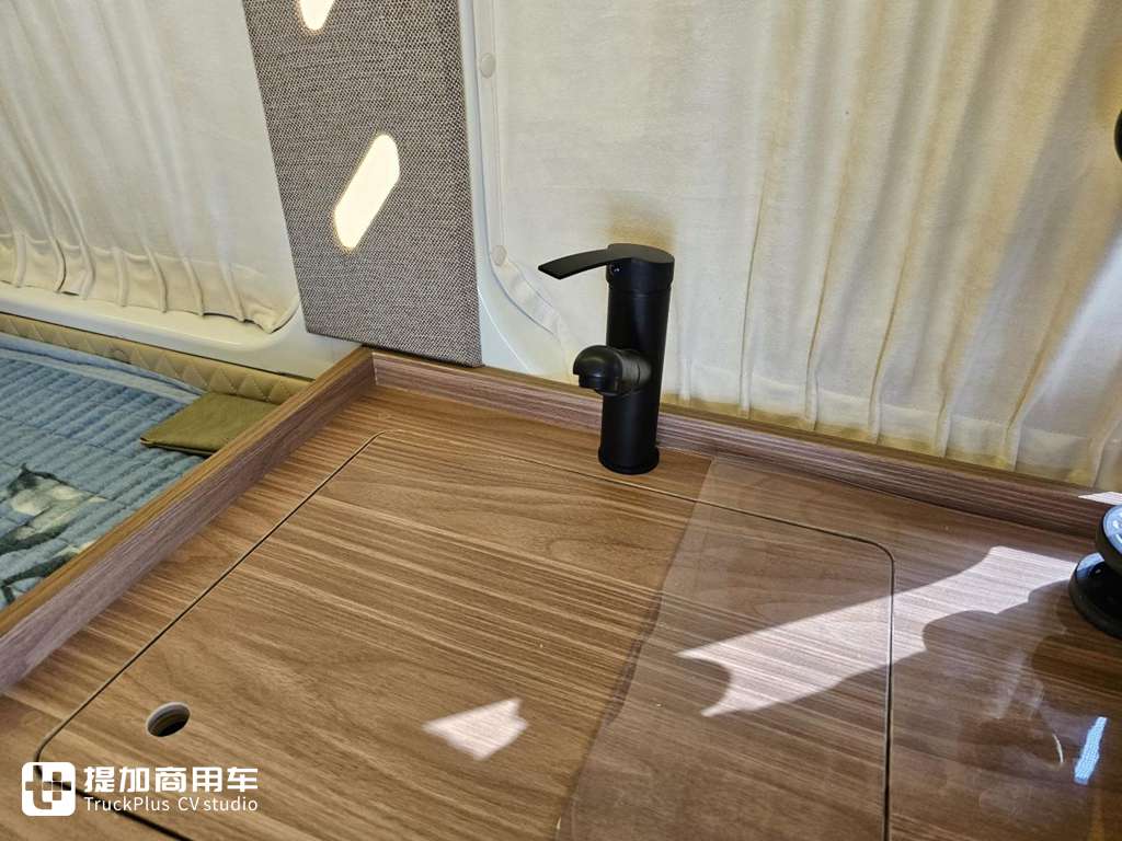 豪华内装7DCT自动挡,带宿营车公告,东风御风V9+房车体验不一般 - 第8张 - 提加商用车网 豪华内装7DCT自动挡,带宿营车公告,东风御风V9+房车体验不一般 - 第8张