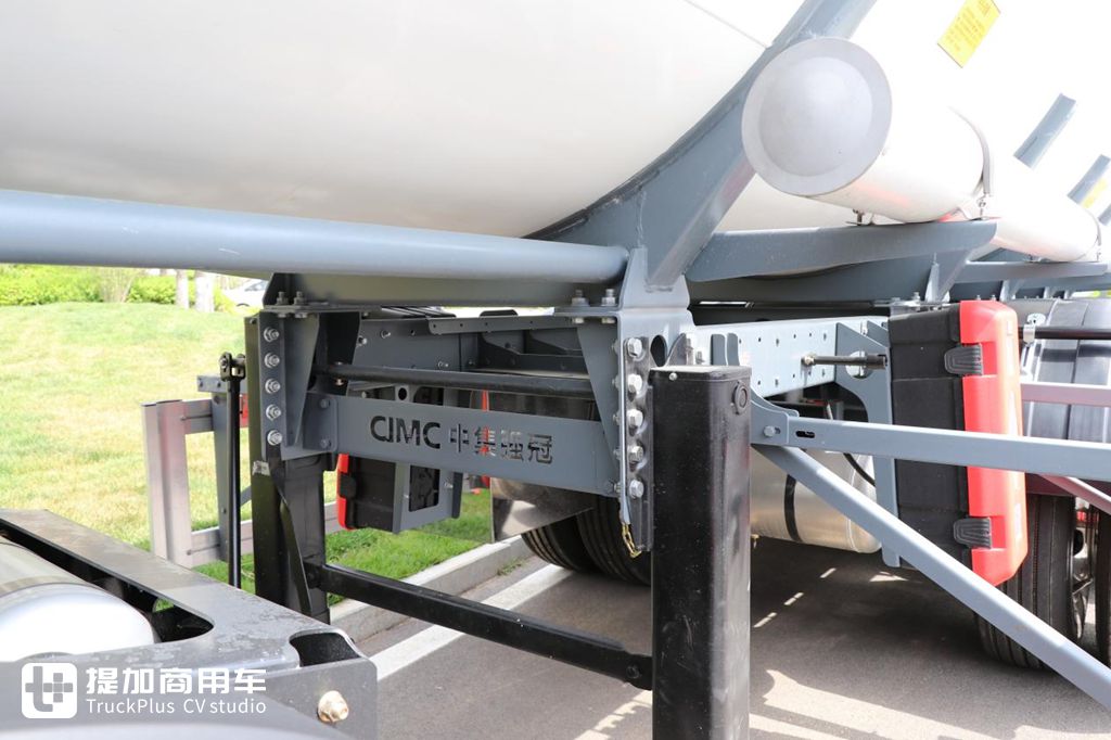 车挂都是气囊悬架,罐车自重才6.2吨?中集联合陕汽最新推出的一体化液罐车实拍 - 第9张 - 提加商用车网 车挂都是气囊悬架,罐车自重才6.2吨?中集联合陕汽最新推出的一体化液罐车实拍 - 第9张