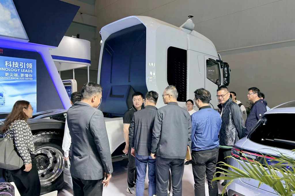 助力“双碳”目标落地，上汽红岩“5G+L4”氢燃料电池重卡亮相首届西部碳博会 - 第2张