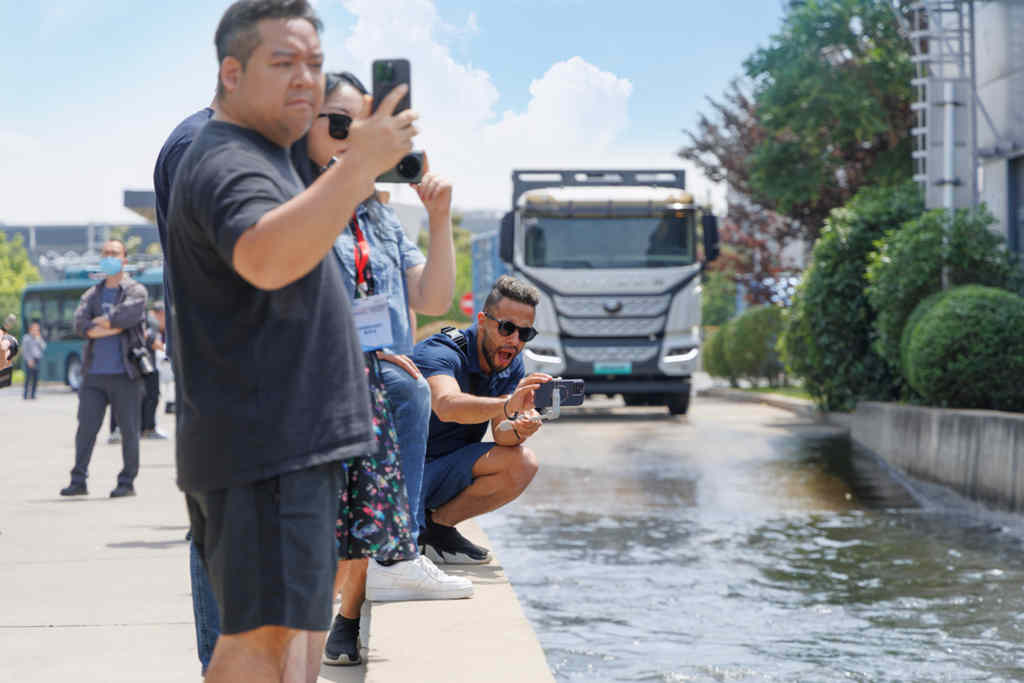 中外网红打卡宇通，沉浸式感受中国智造！