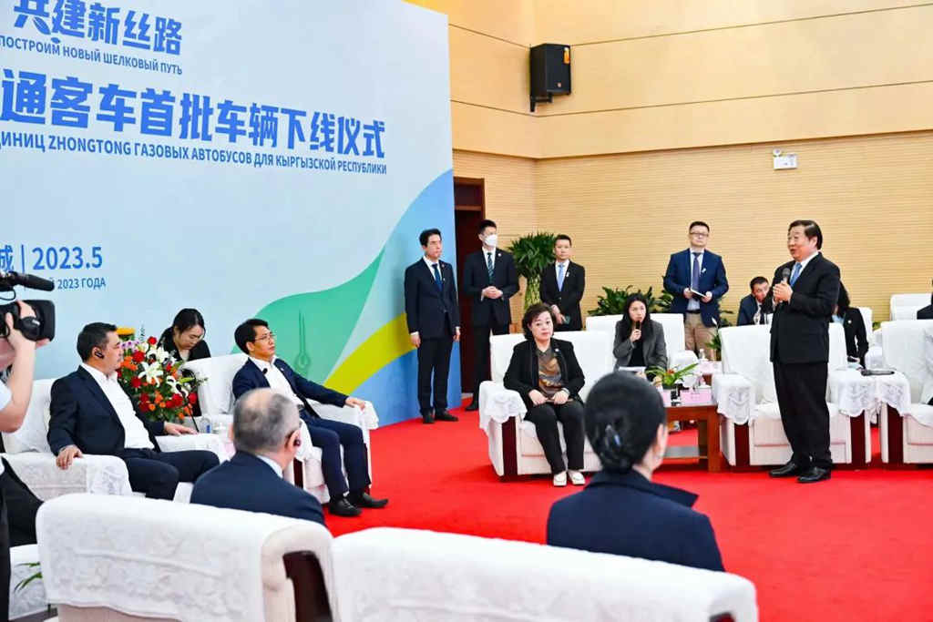 吉尔吉斯斯坦总统扎帕罗夫出席1000台中通客车首批车辆下线仪式