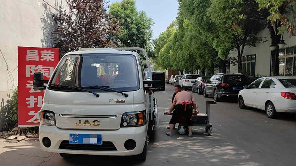 中年夫妻做建材瓷砖运输 开江淮1卡恺达创造幸福生活 - 第1张 - 提加商用车网 中年夫妻做建材瓷砖运输 开江淮1卡恺达创造幸福生活 - 第1张
